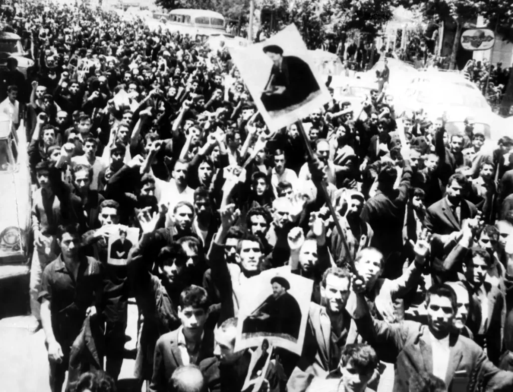 زندان و تبعید خمینی، چرا شاه آیت الله خمینی را اعدام نکرد؟ 2 15khordad1 1